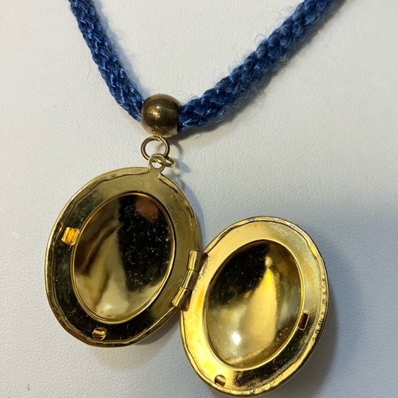 Vintage Cloisonne locket blue with peach lilly, gold tone on 24" rayon cord - Picture 2 of 3